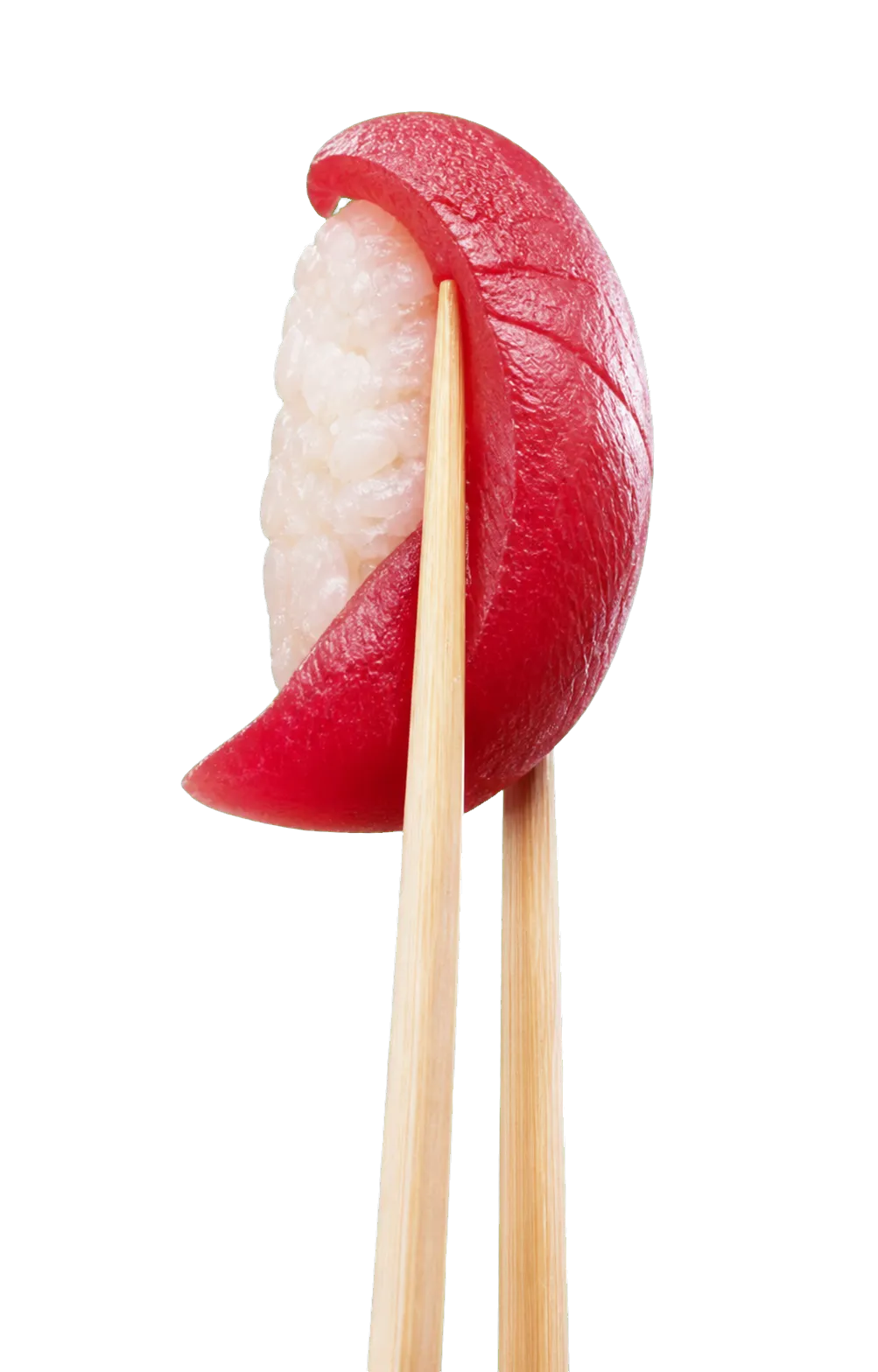 Thunfisch-Nigiri, gehalten von zwei Holzstäbchen