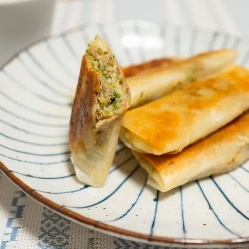 Serviervorschlag für Frühlingsrollen (2 Stück)