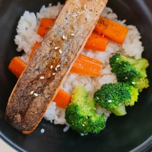 Serviervorschlag für Tempura Lachs Bowl (B3)