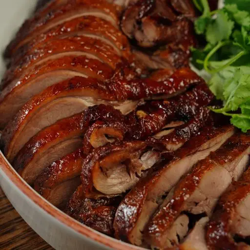 Serviervorschlag für Gebratene Glasnudeln mit knusprigem Entenfleisch