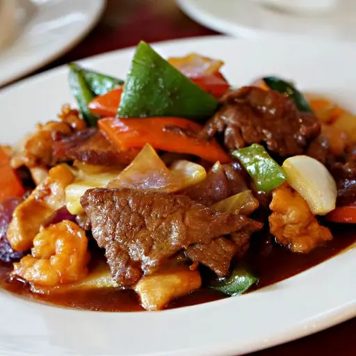 Serviervorschlag für To-Fu mit Rindfleisch und Gemüse (Chop Suey)