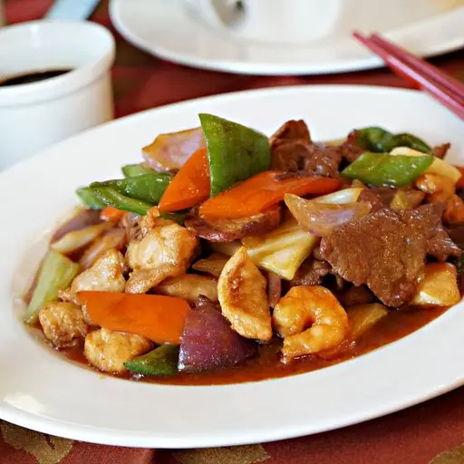 Serviervorschlag für Garnelen mit Rindfleisch, Hühnerfleisch und Gemüse (Chop Suey)