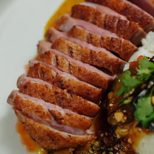 Serviervorschlag für Knuspriges Entenfleisch mit Beebeesauce (Schinken,leicht scharf)