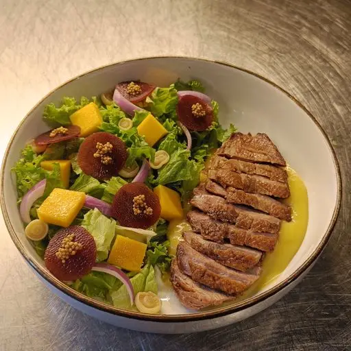 Serviervorschlag für Knuspriges Entenfleisch mit Mangosauce und Kokosmilch