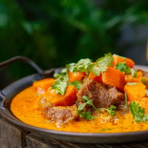 Serviervorschlag für Rindfleisch mit Curry (leicht scharf) und Kokosmilch.