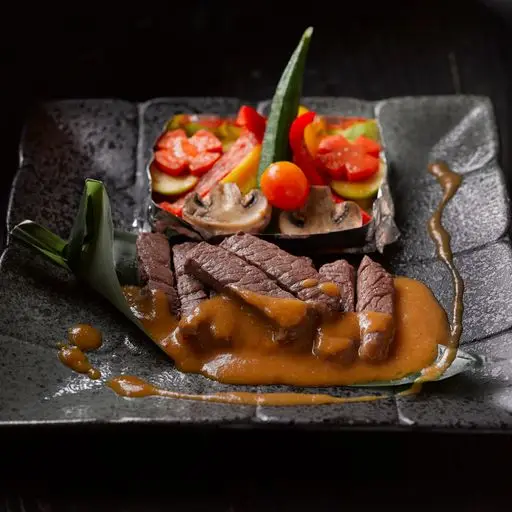 Serviervorschlag für Rindfleisch mit Erdnusssauce und Kokosmilch