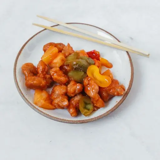 Serviervorschlag für Knuspriges Hühnerfleisch mit Ananas und Süß-Saurer Sauce