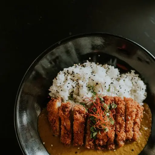 Serviervorschlag für Knuspriges Hühnerfleisch mit Curry (leicht scharf)