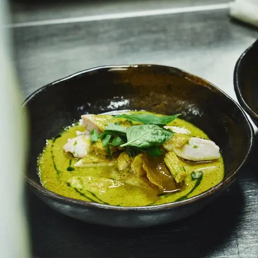 Serviervorschlag für Knuspriges Hühnerfleisch mit Thai-Curry und Kokosmilch (scharf)