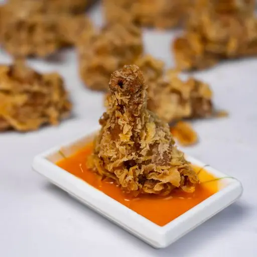 Serviervorschlag für Knuspriges Hühnerfleisch mit Erdnusssauce und Kokosmilch