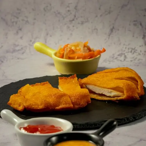 Serviervorschlag für Knuspriges Hühnerfleisch mit Mangosauce und Kokosmilch
