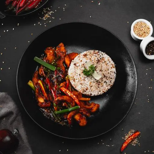 Serviervorschlag für Hühnerfleisch mit Hoisin und Gemüse (scharf)