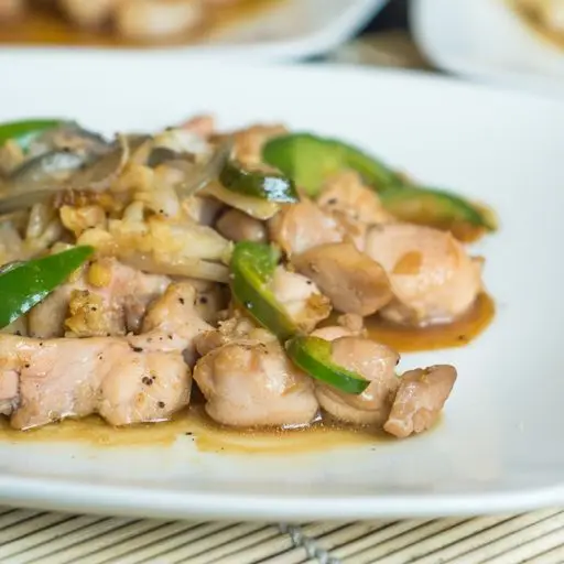 Serviervorschlag für Hühnerfleisch mit Schwarzbohnen und Gemüse (leicht scharf)