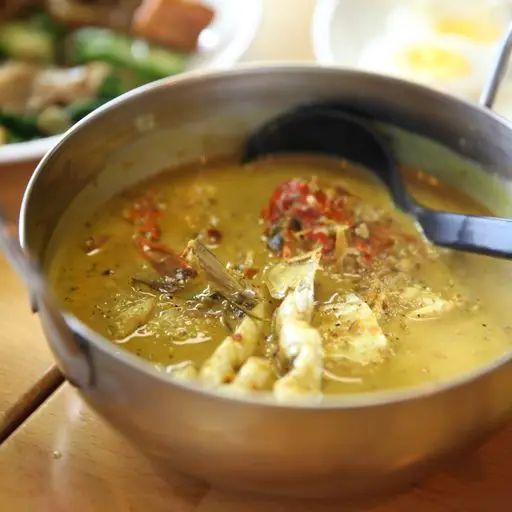 Serviervorschlag für Hühnerfleisch mit Thai-Curry und Kokosmilch (scharf)