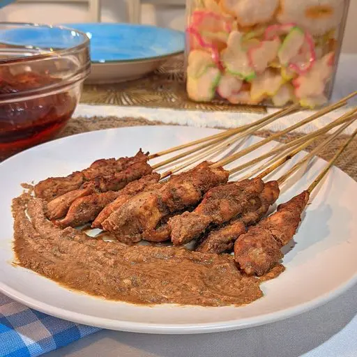 Serviervorschlag für Hühnerfleisch mit Erdnusssauce und Kokosmilch