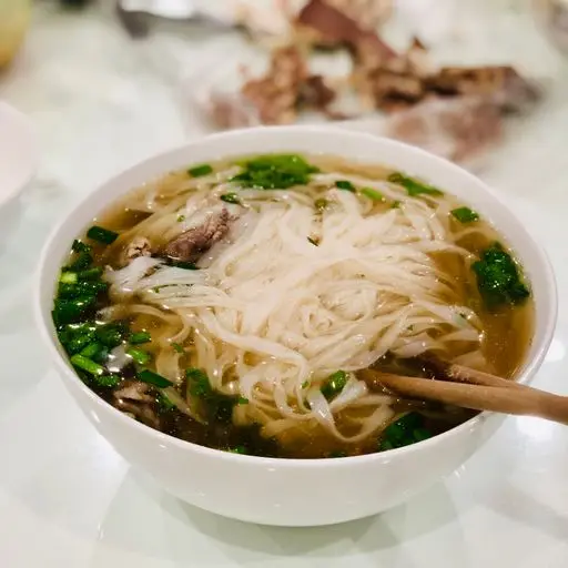 Serviervorschlag für Vietnamesische Reisnudelsuppe Pho - Rindfleisch