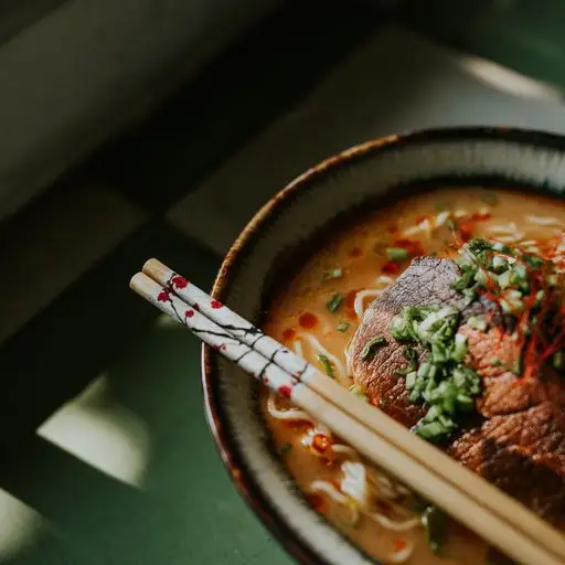 Serviervorschlag für Rindfleisch Ramen Suppe
