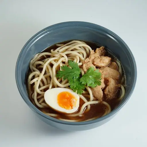 Serviervorschlag für Hähnchenfleisch Ramen Suppe
