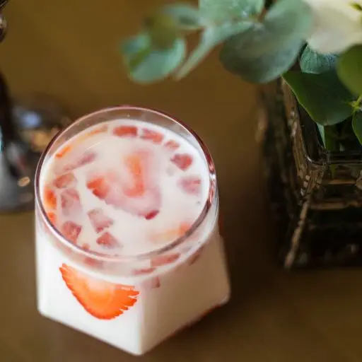 Serviervorschlag für Erdbeer Milchtee