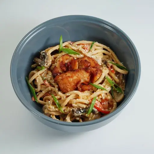 Serviervorschlag für 151. Gebratene Udon-Nudeln mit knusprigem Hühnerfleisch, Gemüse, Röstzwiebeln, Sesam, Sojasprossen