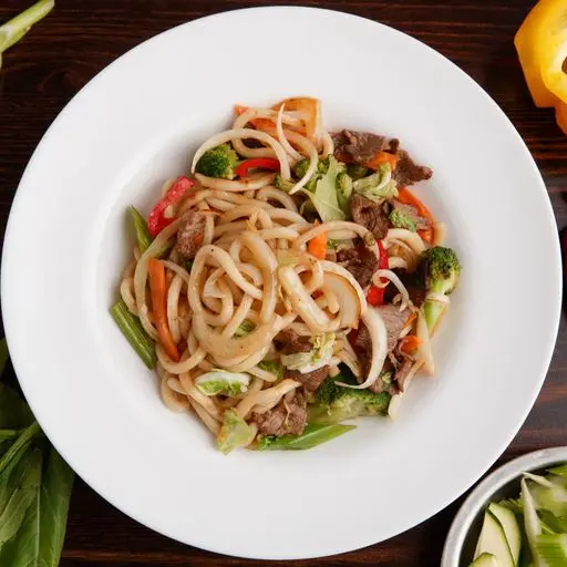 Serviervorschlag für 152. Gebratene Udon-Nudeln mit Rindfleisch, Gemüse, Sesam, Röstzwiebeln, Sojasprossen