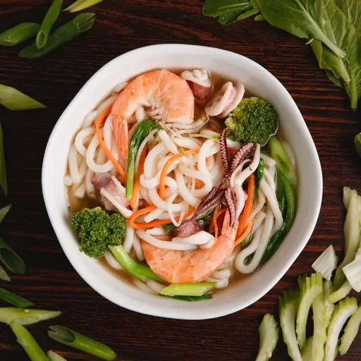 Serviervorschlag für 155. Gebratene Udon-Nudeln mit Tintenfisch, Gemüse, Sesam, Röstzwiebeln, Sojasprossen - C. Thai-Curry-Soße