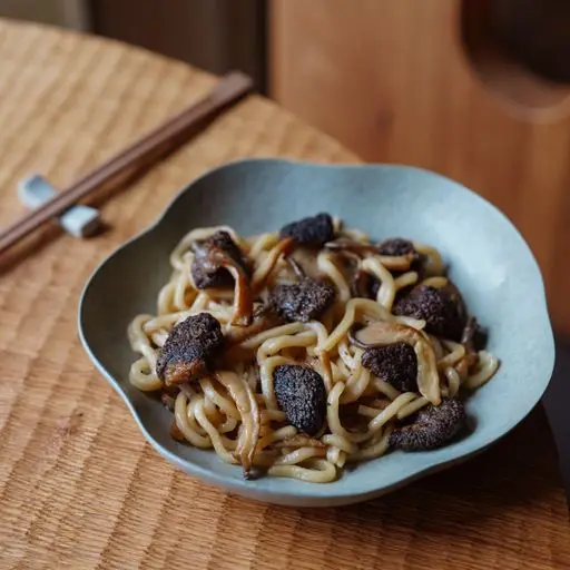 Serviervorschlag für 156. Gebratene Udon-Nudeln mit Gemüse, Röstzwiebeln, Sesam, Sojasprossen